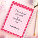 Agenda Corazón rosado lindo fondo cristiano<br><div class="desc">Christian Planner Con Cita "Te he amado con un amor eterno". Aprecie su viaje de fe con nuestro Anteproyecto Cristiano de Corazón Adorable. Organizar con amor,  guiado por las Escrituras,  devociones y un diseño reconfortante. Eleva tu espiritualidad mientras estás organizado. Compra hoy.</div>