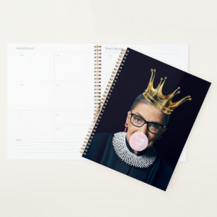 Agenda Corona dorada de Ruth Ginsburg soplando chicle ros