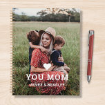 Agenda Corto corazón te ama la foto del Día de la Madre<br><div class="desc">Cute Heart Love You Mom's Mother's Day Photo Planner incluye tu foto favorita con el texto "(corazón de amor) you Mom" en escritura blanca moderna con tus nombres abajo. Personalice editando el texto en el cuadro de texto proporcionado y agregando su propia imagen. Diseñado por ©Evco Studio www.zazzle.com/store/evcostudio</div>