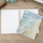 Agenda Costa costera de playa moderna<br><div class="desc">Este sencillo diseño cuenta con una suave marea que se limpia suavemente en la orilla de la arena. Perfecto para los amantes de la playa Creado por Simply Farmhouse Press.</div>