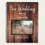 Agenda Crea tu propia foto rústica de madera Planner de B<br><div class="desc">Crea tu propia foto rústica de Bodas Planner. Añade tu propia foto,  texto y nombres para crear un plan de boda muy único y personal.</div>