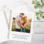 Agenda Crea tu propia foto y cita personalizada<br><div class="desc">Crea tu propio cuaderno de planeamiento de fotos y citas personalizados. Presenta una de sus fotos y texto personalizado en la tipografía minimalista de máquina de escribir.</div>