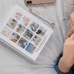 Agenda Crear su propio año personalizado de 12 Collages d<br><div class="desc">Crea tu propio collage de fotos personalizado de 2025 con 12 de tus instantáneas favoritas. El fondo de fondo blanco se puede cambiar a cualquier color y todo el texto se personaliza fácilmente utilizando la plantilla proporcionada.</div>