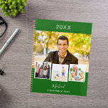 Agenda Cronograma de fotos verde esmeralda 2026<br><div class="desc">Crea tu propio collage de fotos único. Usa cuatro,  cuatro de tu foto favorita. Personalizar y un año,  nombre y texto. Un fondo verde esmeralda,  texto blanco.</div>