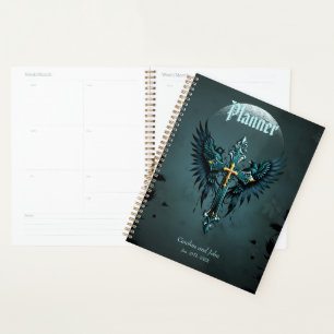 Agenda Cruz gótica con elementos decorativos y aves.