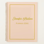 Agenda Cuidada Personalizado simple Girly Light Peach Men<br><div class="desc">¡Mantente organizado y elegante con este adorable y jovencito planificador mensual! Con una cubierta de durazno claro con elegantes acentos dorados, este planificador combina simplicidad y encanto. El diseño minimalista es perfecto para los amantes de la limpieza y la limpieza. Personalizar la portada con tu nombre o un mensaje especial...</div>