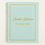 Agenda Cuidado Geyser Minimalista personal azul, oro mens<br><div class="desc">Manténgase a la cabeza de su agenda con este ingenioso y Minimalista Géiser Personal y Gold Solid Color Monthly Planner. Diseñado con sencillez y elegancia en mente, este planificador cuenta con una suave cubierta azul géiser complementada con acentos dorados de moda, lo que crea un estilo elegante y sereno que...</div>