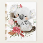 Agenda Cute Baby Koala Gold Speckle Nombre personalizado<br><div class="desc">Con adorable koala de bebé y flor floral con espinillas de oro. Ideal para un regalo de cumpleaños, decoración de guardería, arte en las habitaciones para niños, decoración en casa y otras ocasiones. Fácil personalización del nombre y letra de sus hijos usando el "botón Personalización". También puede "Transferir el diseño...</div>