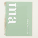 Agenda Cuto nombre de monograma Escuela Verde<br><div class="desc">¡Organízate con el ingenioso Monograma Green School Planner! Este elegante planificador es imprescindible para los suministros escolares de bonito y de vuelta a los suministros escolares. Perfecto para la escuela debe tener, encaja con tu lista de suministros escolares de secundaria. Con su diseño de útiles escolares bonitos, es un material...</div>
