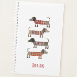 Agenda Dachshund Wiener Sausage Dog Personalizado<br><div class="desc">Ya sea que los llames Perros Salchichas,  Perros Wiener,  Dachshunds o Doxies,  estos adorables cachorros seguro que levantarán una sonrisa. ¡Y también están usando ropa de cama de lana! Personalizar cambiando o eliminando el nombre.</div>