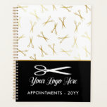 Agenda Designación de Hair Stylist con el logotipo de las<br><div class="desc">Libro de citas de peluquero de moda con un patrón de tijeras falsas de oro y un diseño de oro blanco,  negro y falso. Añade tu logotipo. Portátil de cita estilista de pelo personalizado con su logotipo.</div>
