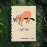 Agenda Despacio - Graciosa Sloth<br><div class="desc">Despacio planificador de Sloth - Si tu plan para este año es bajar la velocidad y oler a los rosas, ¡este es tu planificador! Tómelo con calma, pero no tan fácil que olvide sus importantes citas. Manténganse fríos y encima de todo con este planificador perezoso. Pero no son lentos en...</div>
