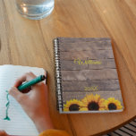 Agenda Día del Monograma Personalizado de Sunflowers y Ba<br><div class="desc">Comience cada día con girasoles rústicos en este Day Planner con Barnwood y Sunflowers que se pueden personalizar con CUALQUIER nombre y inicial. Agregue un año u otro texto,  o elimine para dejar en blanco.</div>