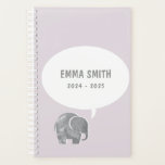 Agenda Discurso de elefante gris suave burbuja niño morad<br><div class="desc">Un tierno elefante gris con una simple burbuja de habla blanca sonríe sobre un fondo púrpura de lila pálida. Personalice el texto para hacer de este un cuaderno de planificación para niños ideal para la escuela o el hogar.</div>