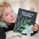 Agenda Diseñador de nombres personalizados Art 12 Months<br><div class="desc">¿Buscando una hermosa manera de planear los próximos 12 meses de tu vida? Objetivos mensuales y semanales,  escritos en este hermoso cuaderno de planificación artística,  con una opción de nombre personalizado.</div>