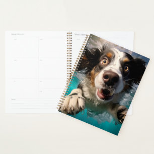 Agenda Diseño de perro emocionado nadando bajo el agua