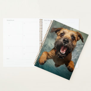 Agenda Diseño de perro juguetón nadando bajo el agua