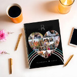 Agenda Diseño del collarín de fotos cardíacas Monograma a<br><div class="desc">Moderno planificador fotográfico de fotos de fotos de corazón con múltiples plantillas de fotos para agregar tus recuerdos de fotos favoritos. Añade tu nombre junto con tu monograma. El arcoiris divertido rosa y azul se agrega detrás del collage de fotos del corazón. En el reverso se ven múltiples fotos del...</div>