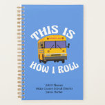 Agenda Divertido conductor de autobús escolar así es como<br><div class="desc">Este gracioso regalo de personalizado para un conductor de autobús escolar tiene un autobús escolar amarillo junto a la graciosa frase "Esto es como yo rollo". Un genial planificador de la cultura pop 2023 para un conductor de autobús a quien le gusta el humor moderno. Añade tu distrito escolar y...</div>