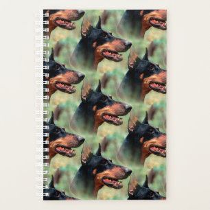 Agenda Doberman Pinscher en los bosques