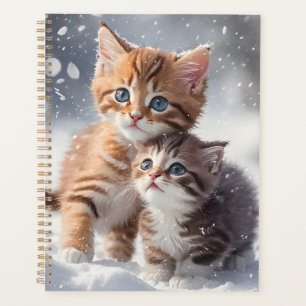 Agenda Dos gatitos de tabby jugando en invierno de nieve