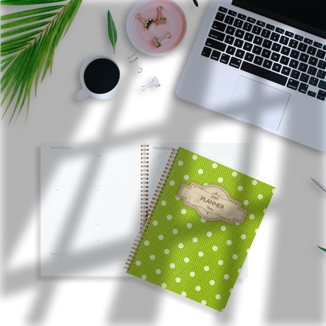 Agenda Dotty Delight Green (Dotty Delight Green Planner on the desk. )