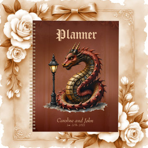 Agenda Dragón Steampunk al lado de una lámpara de calle v