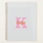 Agenda Ducha Nupcial Boda Gris Claro Naranja Rosa<br><div class="desc">Inicial y nombre monogramados con colores rosa y naranja frescos en fondo gris claro,  y puede cambiar los colores si lo desea. ¡Idea de regalo genial o recuerdo para la escuela,  universidad,  graduación,  etc. o eventos como bodas,  ducha de novia,  baby showers,  etc!</div>