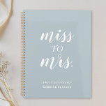 Agenda Dusty Blue Miss a la Sra. Wedding Planner<br><div class="desc">Un cuaderno para planificadores de bodas diseñado por un personalizado que presenta el diseño de escritura a mano moderna "Miss to Mrs" con un fondo azul polvoriento.</div>