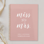 Agenda Dusty Rosa Miss a la Sra. Boda<br><div class="desc">Un cuaderno para planificadores de bodas diseñado por un personalizado que presenta el diseño de escritura manual moderna "Miss a la Sra." sobre un polvoriento fondo rosa.</div>