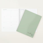 Agenda Dusty Sage Green Simple Minimalista Personalizado<br><div class="desc">Bloc de notas Dusty Sage Green Elegant Simple Minimalista Personalizado con su nombre y año en escritura moderna. Nuestro planificador está aquí para ayudarle a alcanzar sus objetivos. Proporciona una forma de estar organizado y reflexionar sobre tu vida. Con un diseño sencillo y sin fecha, se puede usar este planificador...</div>