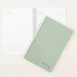 Agenda Dusty Sage Green Simple Minimalista Personalizado<br><div class="desc">Bloc de notas Dusty Sage Green Elegant Simple Minimalista Personalizado con su nombre y año en escritura moderna. Nuestro planificador está aquí para ayudarle a alcanzar sus objetivos. Proporciona una forma de estar organizado y reflexionar sobre tu vida. Con un diseño sencillo y sin fecha, se puede usar este planificador...</div>