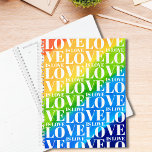 Agenda El amor es amor, orgullo gay<br><div class="desc">Este colorido planificador está decorado con un fondo de color arcoiris y un patrón de amor es amor en una tipografía blanca elegante.</div>