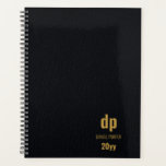 Agenda El cuero moderno luce negro y oro monogramado<br><div class="desc">Planner monogramado de cuero, sin fecha y listo para empezar a usar en cualquier momento del año (es decir, año nuevo, año fiscal, año académico, nueva empresa o proyecto, etc). Este sencillo y moderno diseño personalizado tiene un fondo de impresión de cuero en negro con tipografía de color dorado y...</div>