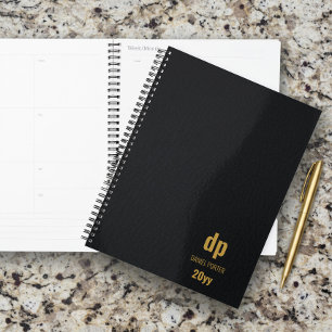 Agenda El cuero moderno luce negro y oro monogramado