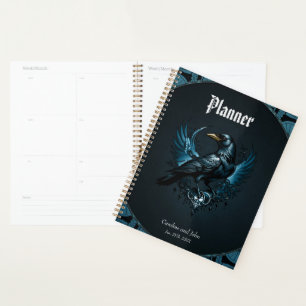 Agenda El cuervo negro majestuoso sentado sobre un adorno