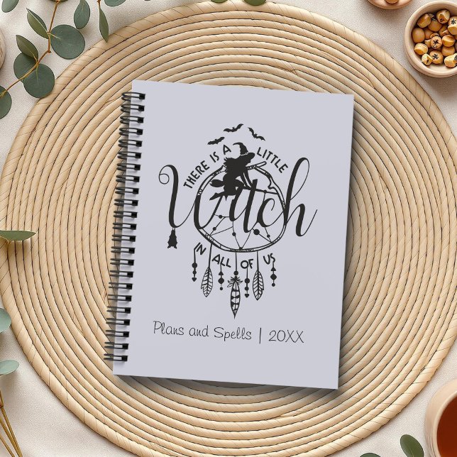 Agenda El Tote de las vibraciones boho - Pequeña Bruja en (Boho Witch Vibes – Little Witch in All of Us Planner on a boho table with herbs and a cup of tea.)