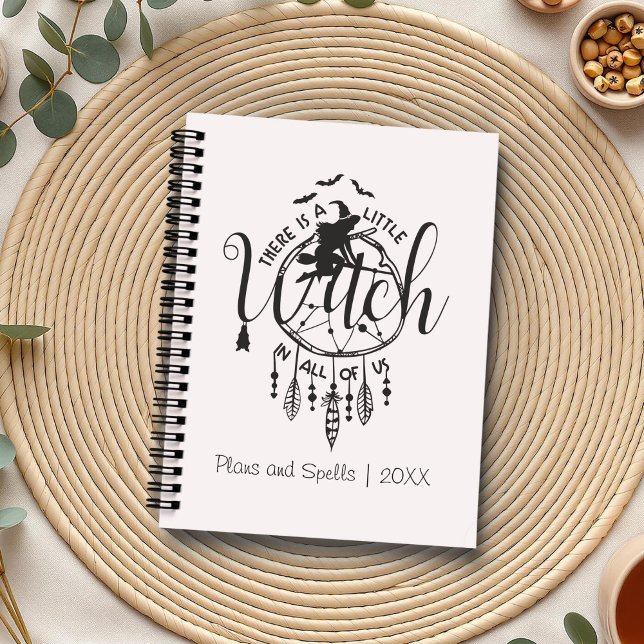 Agenda El Tote de las vibraciones boho - Pequeña Bruja en (Boho Witch Vibes – Little Witch in All of Us Planner on a boho table with herbs and a cup of tea.)