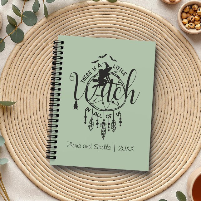 Agenda El Tote de las vibraciones boho - Pequeña Bruja en (Boho Witch Vibes – Little Witch in All of Us Planner on a boho table with herbs and a cup of tea.)