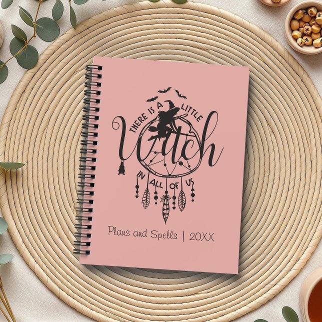 Agenda El Tote de las vibraciones boho - Pequeña Bruja en (Boho Witch Vibes Tote – Little Witch in All of Us Planner on a boho table with botanicals.)
