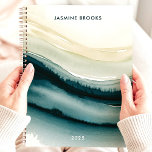 Agenda Elegante Abstracto Waves de color de agua Nombre p<br><div class="desc">Este impresionante diseño presenta elegantes olas acuáticas en tonos verde azulados, azules y beige suave, creando un ambiente sereno y artístico. El nombre y el año personalizados le dan un toque refinado y único, perfecto para profesionales, estudiantes o para todo aquel que aprecie los diseños modernos inspirados en el arte....</div>