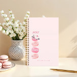 Agenda Elegante acuarela Floral rosa Macaron francés<br><div class="desc">Moda y moderno diseño de pasteles de macarón francés perfecto para mantenerse organizado en estilo. Nuestro diseño cuenta con cuatro galletitas de macarón color rosa pintadas a mano con una hermosa acuarela floral y follaje que decora la parte superior del macaron con el año. Personalizar con su nombre. Obra de...</div>