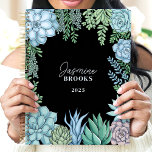 Agenda Elegante acuarela floral Suculento nombre personal<br><div class="desc">Este elegante diseño presenta un marco acuarela de suculentos tonos verde, azul y ruidoso, con un elegante fondo negro. El nombre personalizado y el año crean un toque único y refinado, lo que lo hace perfecto para estudiantes, profesionales o entusiastas de las plantas. Ideal para la organización de tareas diarias,...</div>
