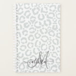 Agenda Elegante animal de leopardo gris blanco<br><div class="desc">Este elegante diseño de moda es perfecto para la moderna y elegante moda. Tiene un patrón de impresión animal de leopardo blanco y gris dibujado a mano. Es moderno, simple y lindo. ***NOTA DE DISEÑO IMPORTANTE: Para cualquier solicitud de diseño personalizado, como solicitudes de productos coincidentes, cambios de color, cambios...</div>