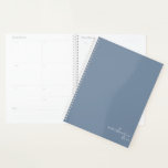 Agenda Elegante azul turbio simple Minimalista<br><div class="desc">Dusty Blue Elegant Simple Minimalista portátil personalizado con su nombre y año en escritura moderna. Nuestro planificador está aquí para ayudarle a alcanzar sus objetivos. Proporciona una forma de estar organizado y reflexionar sobre tu vida. Con un diseño sencillo y sin fecha, se puede usar este planificador para cualquier ocasión:...</div>