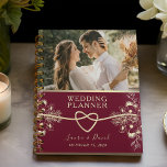 Agenda Elegante Boda de Borgoña<br><div class="desc">Embarque en su viaje a la felicidad casera con nuestro cautivador planificador de bodas burdeos rojo, exuberante encanto rústico y estilo bohemio. Delicadamente adornado con motivos florales y elegancia moderna de moda, este planificador presenta un romántico acento cardíaco de cuerda y detalles intrincados de encaje floral dorado dorado. Con un...</div>