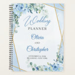 Agenda Elegante boda de marco dorado y floral azul turque<br><div class="desc">Las flores azules polvorientas color agua de Boho, acompañadas de vegetación eucaliptos y un marco purpurina dorado, crean una estética impresionante y de moda para un planificador de bodas. Esta combinación de elementos aporta un toque caprichoso y elegante al conjunto, perfecto para una temática boda de inspiración bohemia. Los tonos...</div>