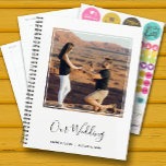 Agenda Elegante Boda fotográfico<br><div class="desc">Un elegante planificador de espiral con 60 páginas y 12 meses, muestra su foto favorita en la parte delantera. ELIJA CUBIERTA SUAVE O DURA. Personalizado con sus nombres y fecha de boda. Cambia el color de la portada para que coincida con tu foto. El servicio de diseño en vivo puede...</div>