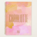 Agenda Elegante color de agua personalizado Rubor rosa si<br><div class="desc">Este elegante planificador acuático de tonos suaves, dorados y rosas se organiza con estilo. El delicado entorno artístico añade un toque de sofisticación, lo que lo hace perfecto para estudiantes, profesionales y creativos que aman la moda, el diseño de fondo moderno. Este planificador sin fecha le permite comenzar en cualquier...</div>