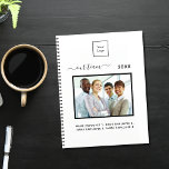 Agenda Elegante equipo fotográfico de negocios 2023<br><div class="desc">Personalice y añada su propio logotipo de negocio,  foto de equipo,  año. Fondo blanco,  texto negro. Atrás: su logotipo y dirección del sitio web.</div>